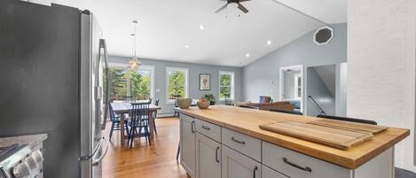 Microwave, oven, dishwasher, coffee/tea maker