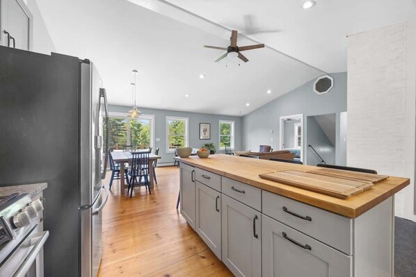 Microwave, oven, dishwasher, coffee/tea maker