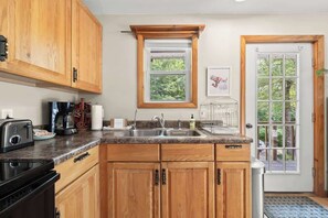 Microwave, oven, dishwasher, coffee/tea maker