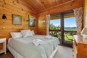 3 bedrooms, travel cot, WiFi, bed sheets