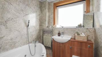 Combined shower/bathtub, free toiletries, hair dryer, towels