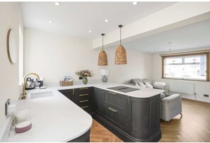 Fridge, microwave, oven, stovetop - 2-Bedroom Home with Parking and Garden (Edinburgh)