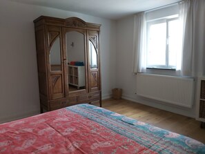 Iron/ironing board, Internet, bed sheets