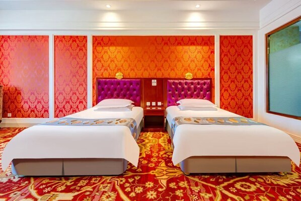 Habitación de lujo con 1 cama matrimonial o 2 individuales, vista a la montaña | Tabla de planchar con plancha