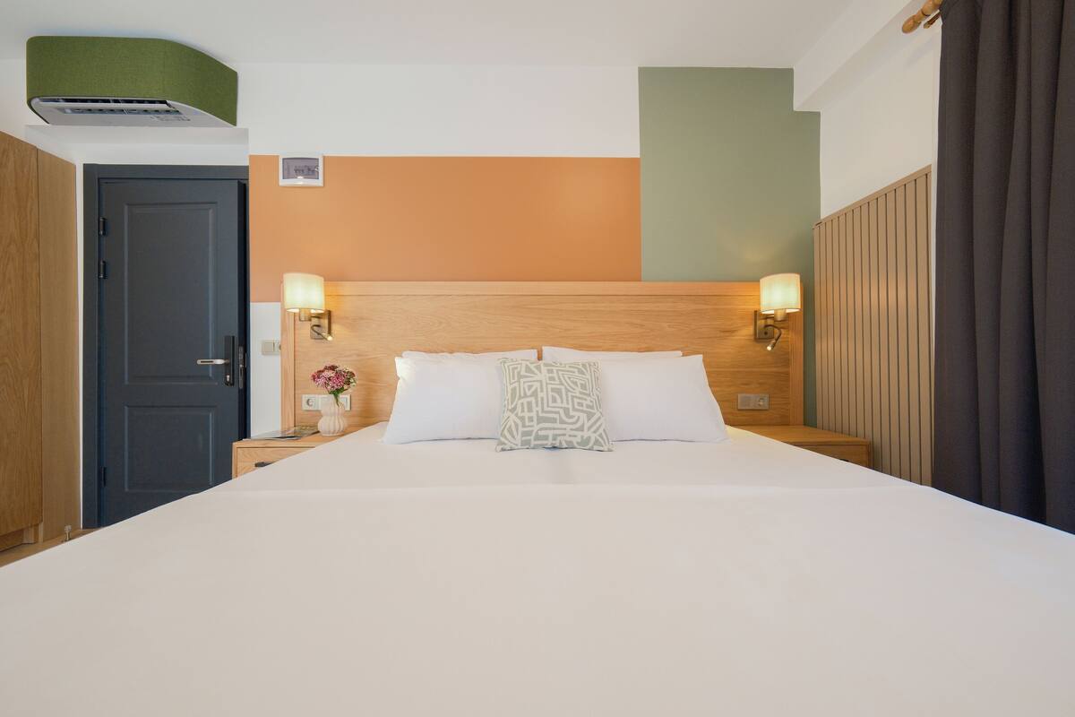 Comfort Room, City View | In-room safe, desk, blackout drapes, soundproofing