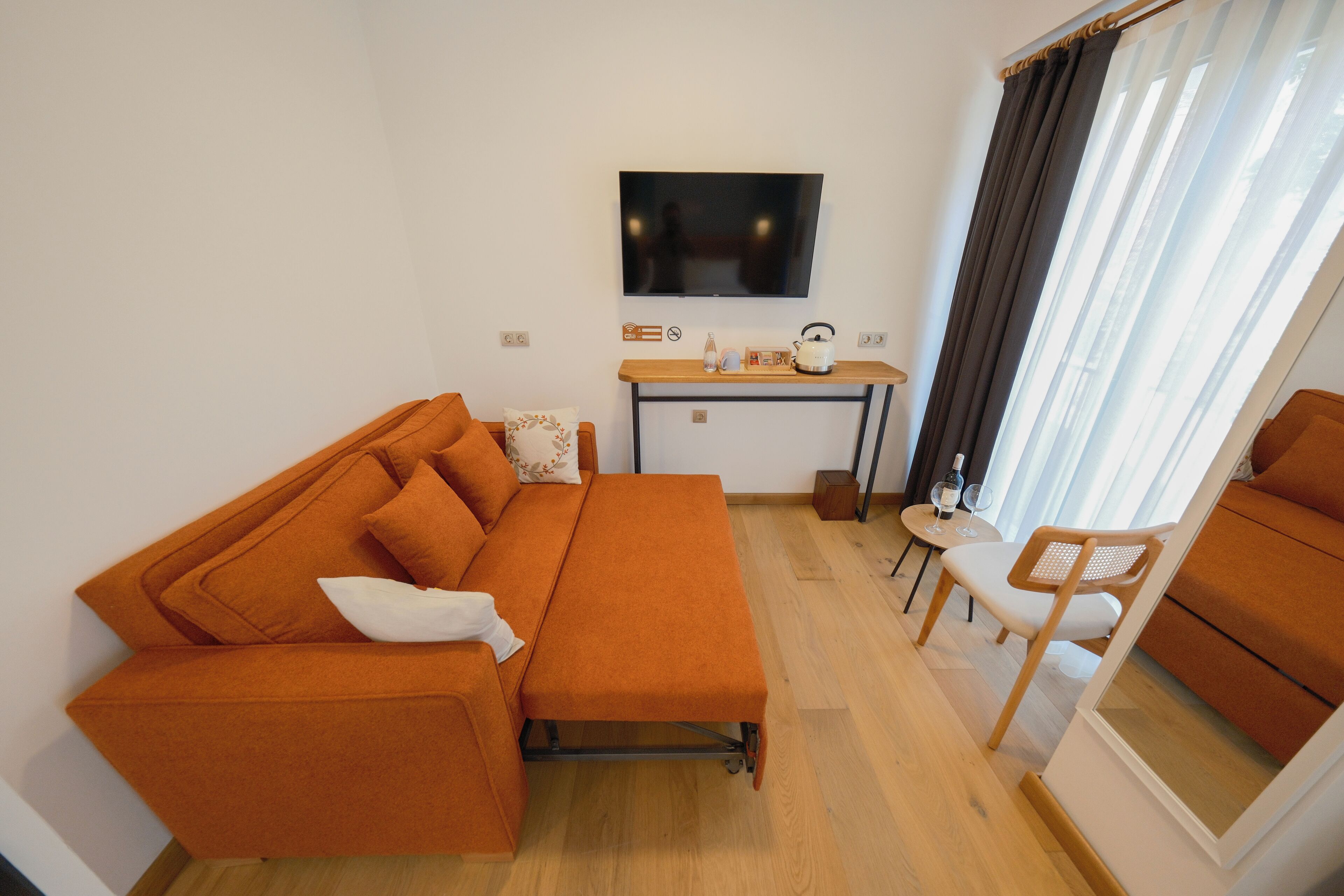 Deluxe-Zimmer, Stadtblick | Wohnbereich | 42-Zoll-Smart-TV mit Kabelempfang