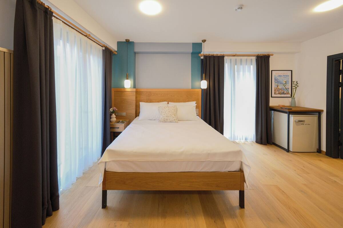 Deluxe Triple Room, City View | In-room safe, desk, blackout drapes, soundproofing