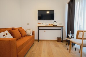 Deluxe Room, City View | Living area