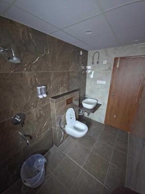Habitación Confort | Baño | Regadera, amenidades de baño gratuitas, toallas, jabón