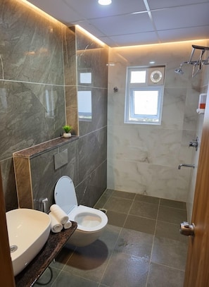 Regadera, amenidades de baño gratuitas, toallas, jabón
