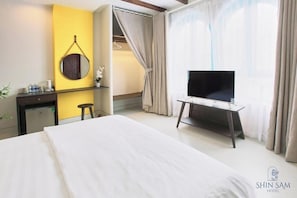 Quarto luxo, sacada | Cortinas blackout, ferros/tábuas de passar roupa, Wi-Fi de cortesia