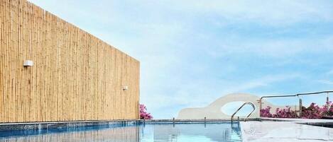 Una piscina al aire libre