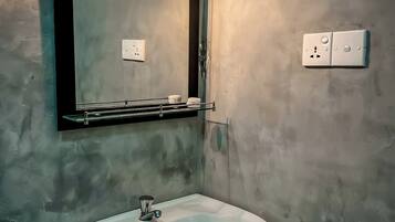 Comfort Cottage, Balcony, Garden View | Bathroom | Shower, free toiletries, hair dryer, slippers