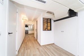 Fridge, microwave, oven, coffee/tea maker