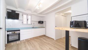 Frigorífico, microondas, horno y cafetera o tetera