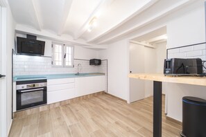 Frigorífico, microondas, horno y cafetera o tetera