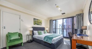 1 bedroom, iron/ironing board, WiFi, bed sheets - Queen Street City View Studio with AC, Pool n Gym (Auckland)