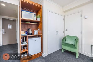 Interior - Queen Street City View Studio with AC, Pool n Gym (Auckland)
