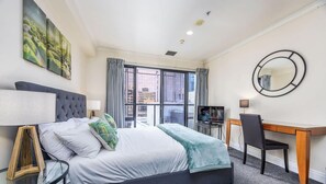 1 bedroom, iron/ironing board, WiFi, bed sheets - Queen Street City View Studio with AC, Pool n Gym (Auckland)