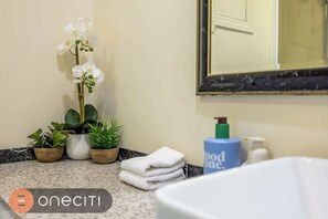 Shower, hair dryer, towels - Queen Street City View Studio with AC, Pool n Gym (Auckland)