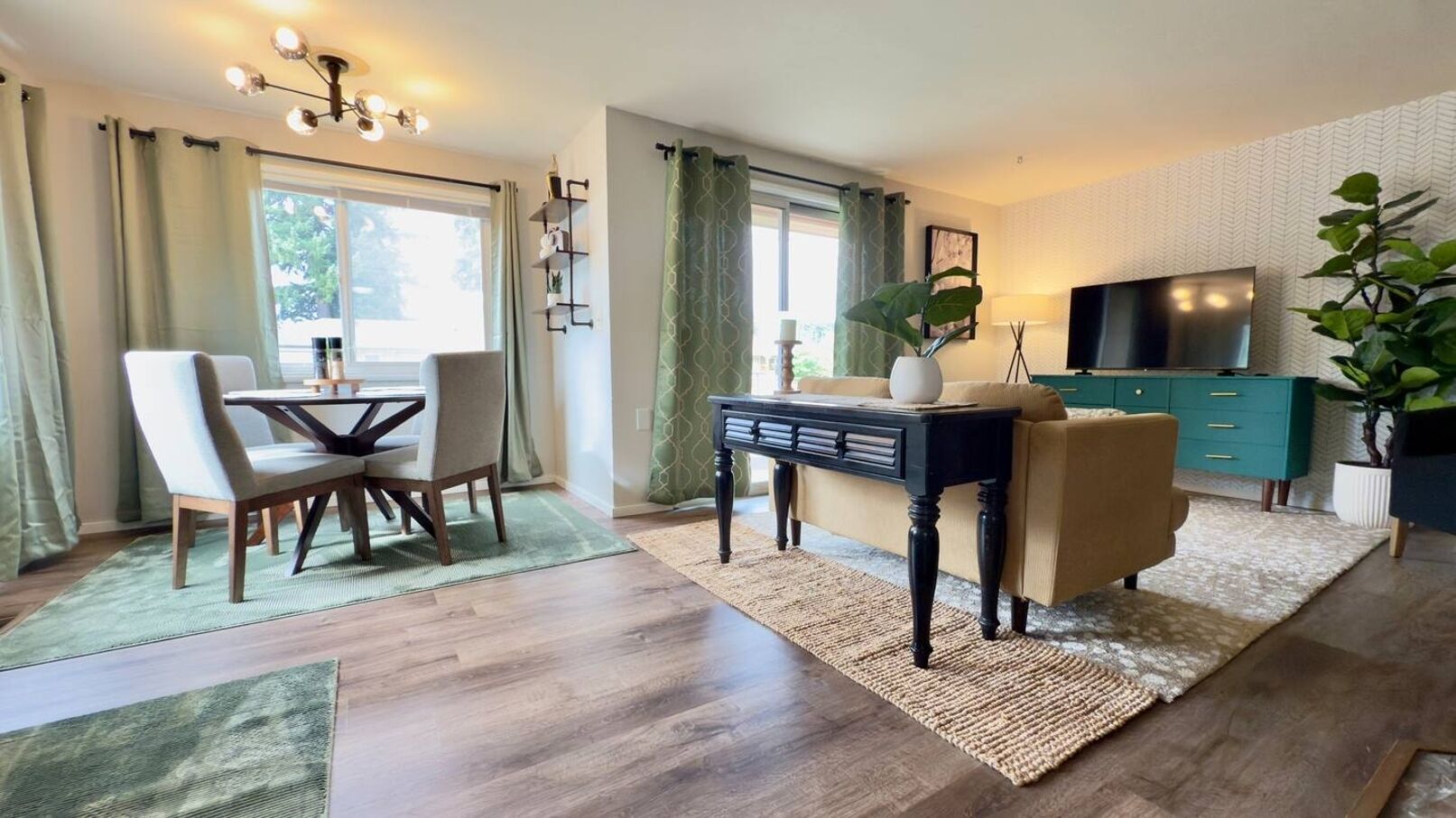 Fully Fenced And Gated Two Bedroom Home That Easily Accommodates Four Guests.  Featuring A Large Covered Private Patio For Year Round Enjoyment And Relaxation.  Fully Equipped Kitchen And Laundry With Full Size Washer/dryer. Lots On Parking On Site. - Olympia, WA