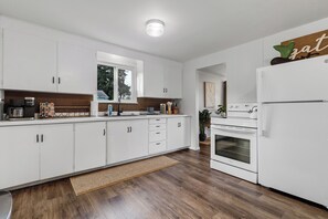 Kjøleskap, mikrobølgeovn, ovn og kokeplater