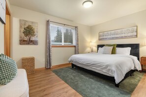 Skrivebord, strykejern/-brett, reiseseng for barn og wi-fi (inkludert)