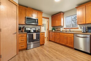 Kjøleskap, mikrobølgeovn, ovn og kokeplater