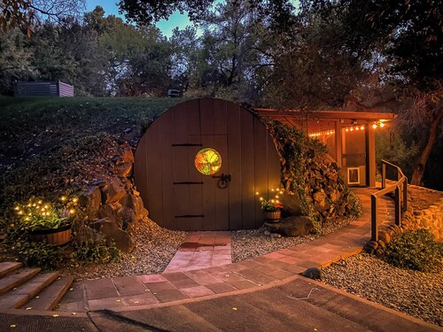 Myrinn: Unique Hobbit House, Hot Tub & Creek Views
