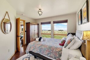 3 bedrooms, desk, iron/ironing board, travel crib