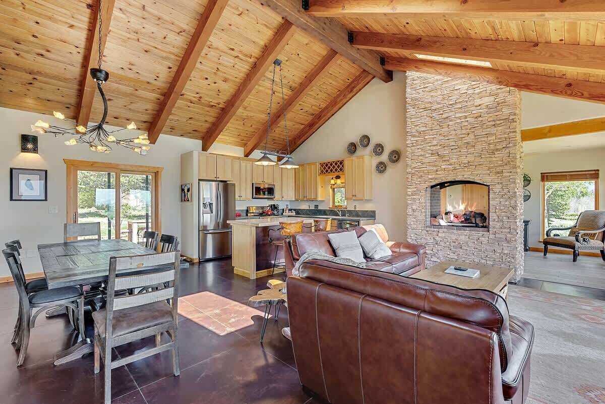 Tv, eldstad och kontor