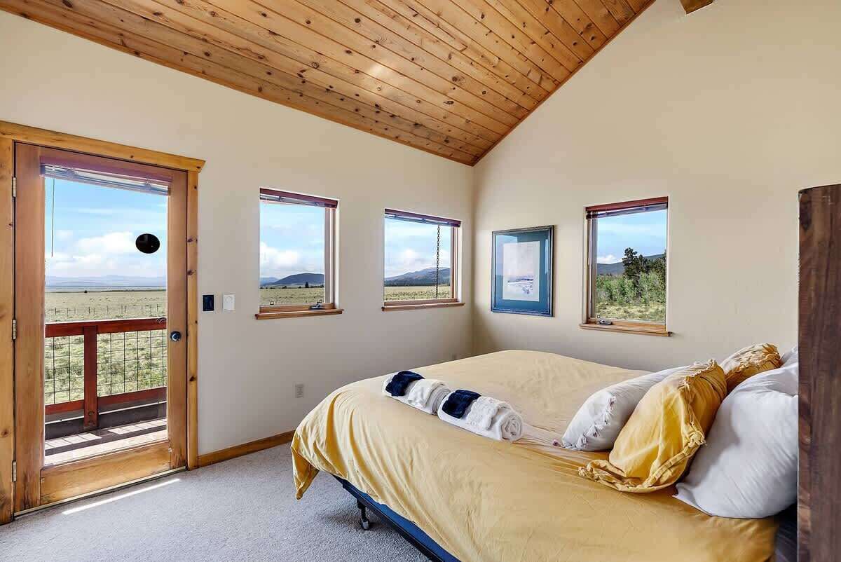 3 slaapkamers, een bureau, een strijkplank/strijkijzer, reisbedje