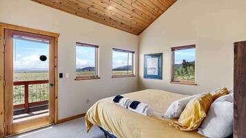 3 間睡房、書桌、熨斗/熨衫板、可攜式嬰兒床