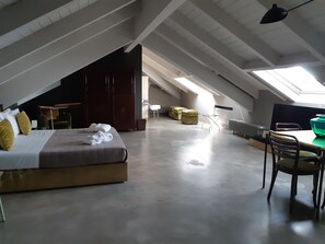 خزنة داخل الغرفة وبديكورات فريدة لكل غرفة وطراز فريد لكل وحدة