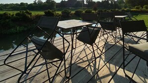 A wooden deck with outdoor seating and a view of a construction site in the distance. - Boutique Hotel Borgo Nuovo (Milan)