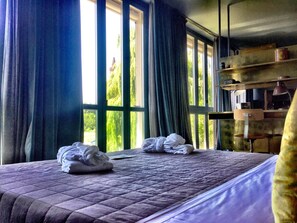 خزنة داخل الغرفة وبديكورات فريدة لكل غرفة وطراز فريد لكل وحدة