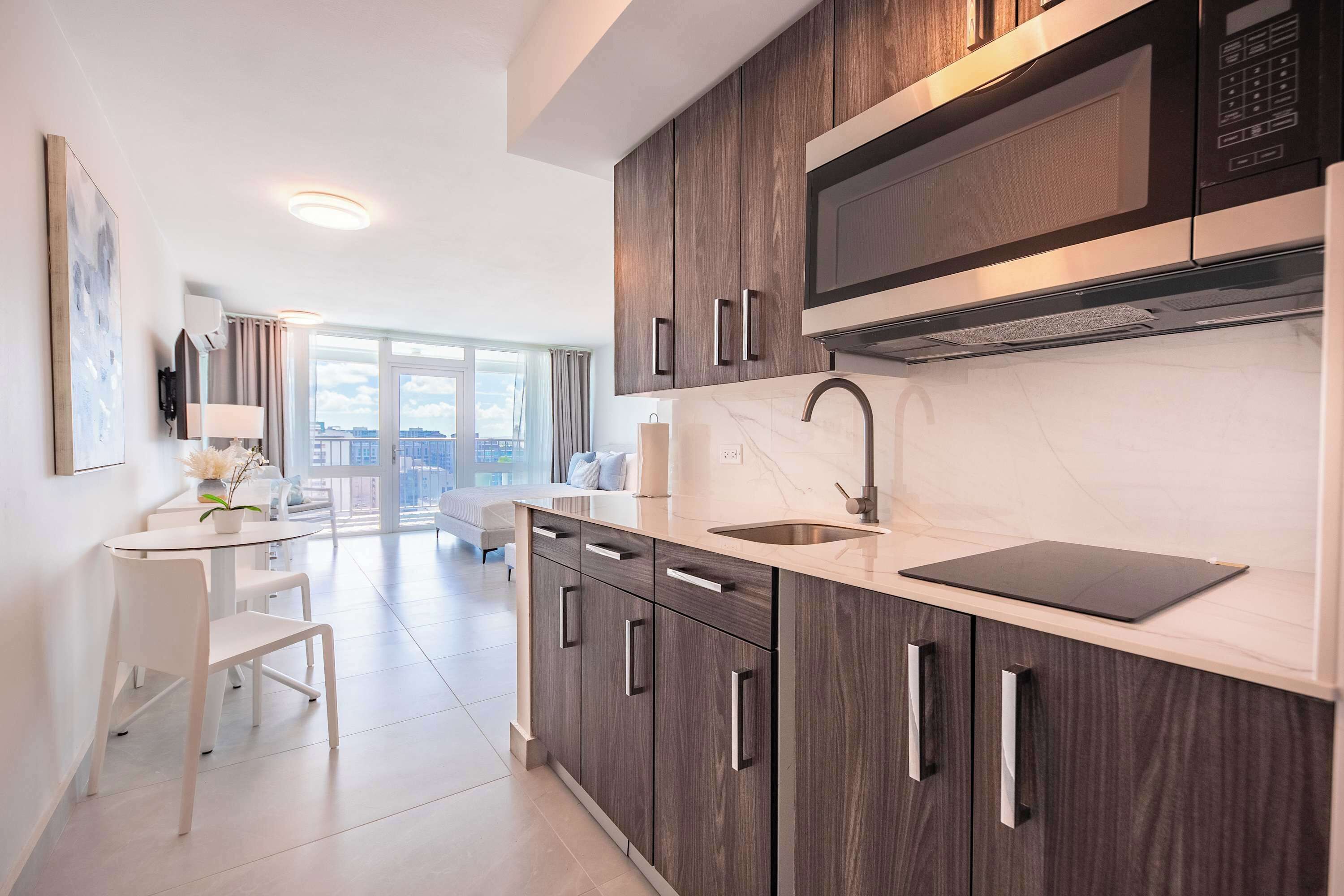 Refrigerador, microondas, parrilla de estufa y cafetera y tetera 