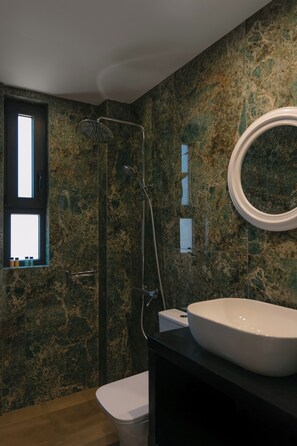 Douche, sèche-cheveux, serviettes fournies, savon