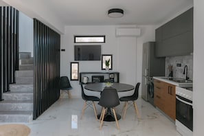 冷蔵庫、電子レンジ、オーブン、コンロ