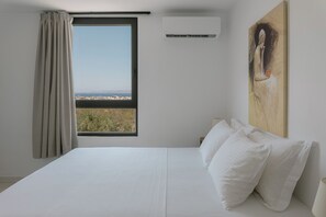 3 bedrooms, in-room safe, iron/ironing board, travel crib