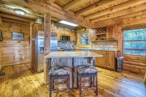 Fridge, microwave, oven, stovetop - Rustic Retreat - view-pets-games-hot tub-fire pit (Mineral Bluff)