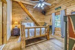 3 bedrooms, iron/ironing board, WiFi, bed sheets - Rustic Retreat - view-pets-games-hot tub-fire pit (Mineral Bluff)