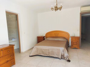 2 bedrooms, iron/ironing board, Internet, bed sheets