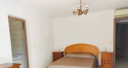 T3, dans maison Ă 3 min de la plage, 5mn du village Ă pieds, trĂšs calme.