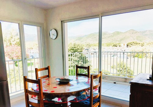 T3, in house 3 min from the beach, 5mn from the village on foot, very quiet.