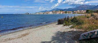 T3, in house 3 min from the beach, 5mn from the village on foot, very quiet.