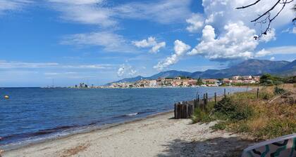 T3, dans maison Ă 3 min de la plage, 5mn du village Ă pieds, trĂšs calme.