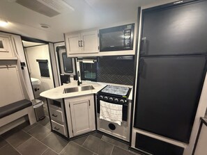 Kühlschrank, Mikrowelle, Ofen, Herdplatte