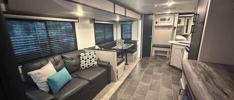 TV connectée, cheminée, chaîne hi-fi