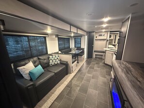 Smart-TV, Kamin, Stereoanlage